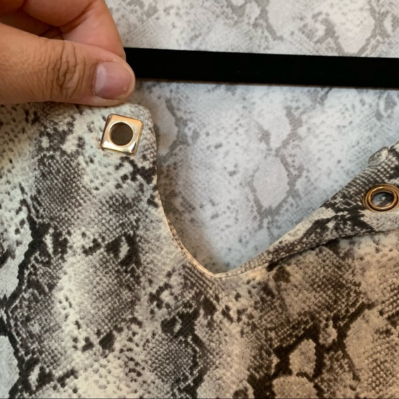 Womens Plus Size Above & Beyond White & Grey Snake Print Tee Blouse 2X - Picture 6 of 11